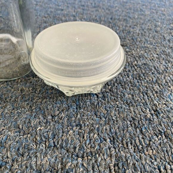 Vintage 2 glass jars one clear and one green W/lids - Picture 6 of 15